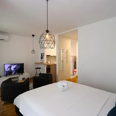 Savada Blue - Na Novom Beogradu Sa Parkingom Doplata 5 Evra Dan Apartamento *